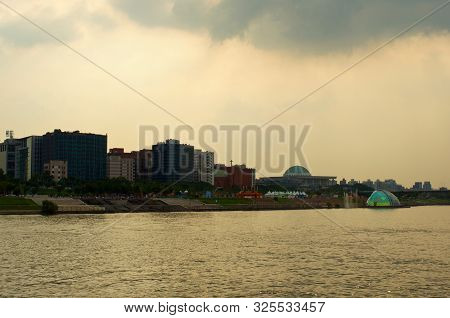 Hang River In Seoul In The Evening