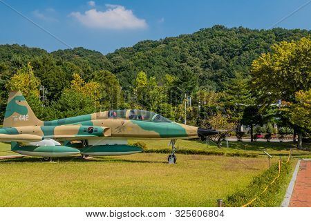 F-5B Freedom Fighter