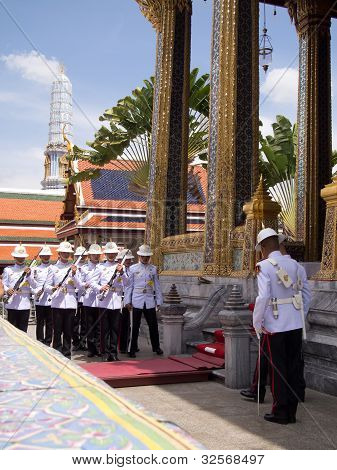 Bangkok - 28 marca: Przygotować żołnierzy królewskich ceremonii kremacji