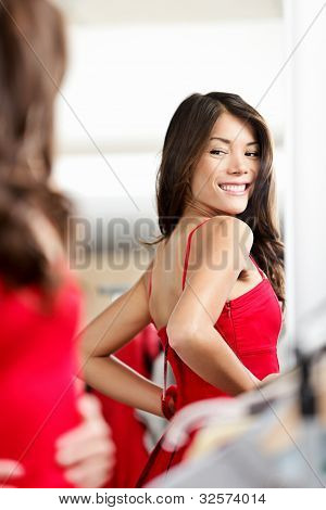 Donna cercando vestiti / Dress