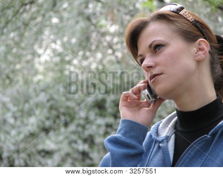 携帯電話を持つ女性