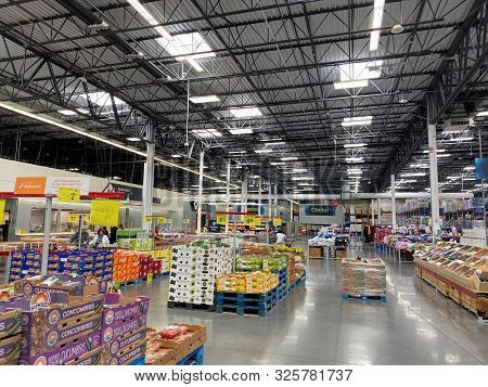 Orlando,fl/usa -10/4/19:  The Fresh Produce Aisle Of A Sams Club Grocery Store With Fresh Fruits And