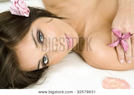 Giovane donna in posa di bellezza