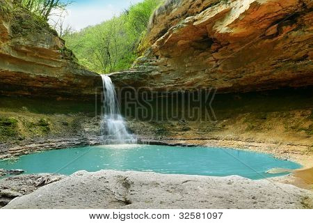 Lago y la cascada en el bosque
