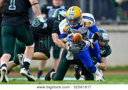 Wien, Österreich 16. April Wr vie Armando Ponce de Leon (# 15 Riesen) ist am 16. April 2011 in Angriff genommen