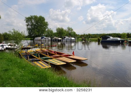 Elektriska stakbåtar på floden Thames nära Standlake, Oxfordshire