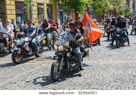 MUKACZEWO, na Ukrainie - może 1: Niezidentyfikowane uczestnicy docierają International rowerzystów Zakaukazie