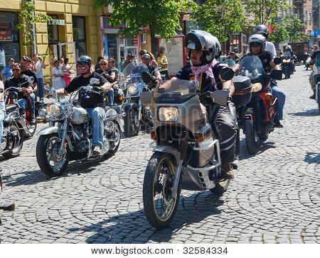 MUKACZEWO, na Ukrainie - może 1: Niezidentyfikowane uczestnicy docierają International rowerzystów Zakaukazie