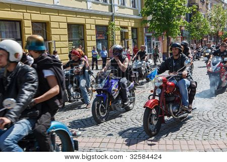 MUKACZEWO, na Ukrainie - może 1: Niezidentyfikowane uczestnicy docierają International rowerzystów Zakaukazie