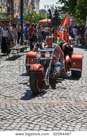 MUKACZEWO, na Ukrainie - może 1: Niezidentyfikowane uczestnicy docierają International rowerzystów Zakaukazie