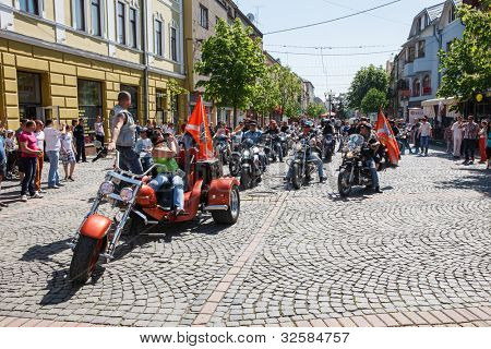 MUKACZEWO, na Ukrainie - może 1: Niezidentyfikowane uczestnicy docierają International rowerzystów Zakaukazie