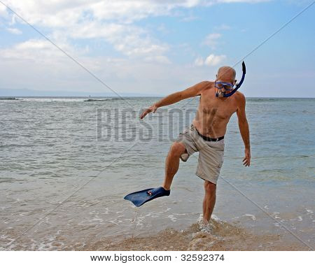Człowiek ze sprzętu do nurkowania na plaży