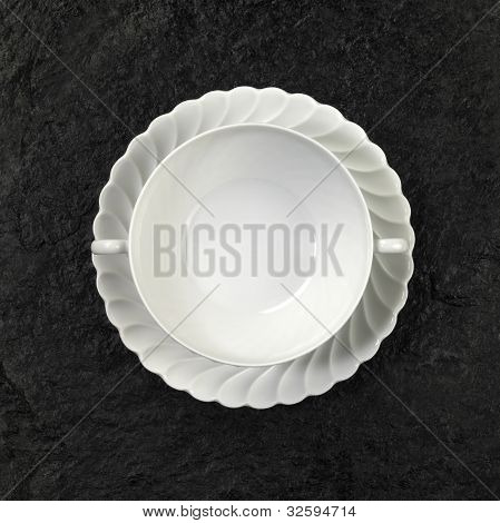 Bílý porcelánový talíř