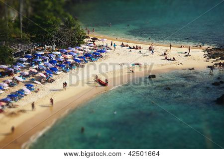 Tropiske sandstrand og rolig lagune med klare blå vand. Pseudo tilt shift. Ya Nui beach, Phuket,
