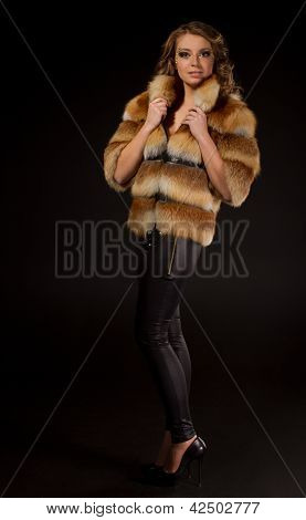 Jeune fille dans un manteau de fourrure