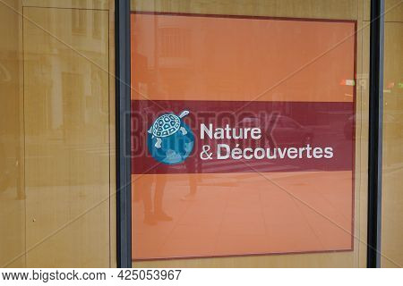 Toulouse , Occitanie France - 06 16 2021 : Nature Et Decouvertes Brand Logo Turtle Sign Text Front O