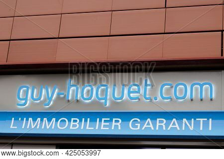 Sète , Ocitanie France  - 06 25 2021 : Guy Hoquet Logo Brand And Text Sign Of Real Estate French Bus
