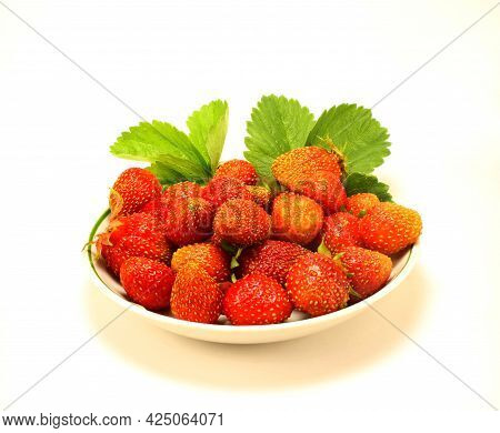 Berry Strawberries, Strawberries On A Plate With A Green Leaf