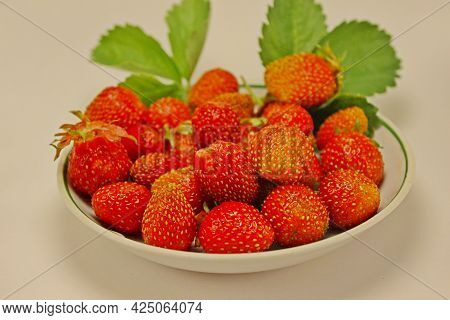 Berry Strawberries, Strawberries On A Plate With A Green Leaf