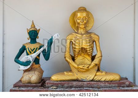 Signore Buddha facendo mortificazione di sé e il Dio suonando musica di sollievo suo Stress