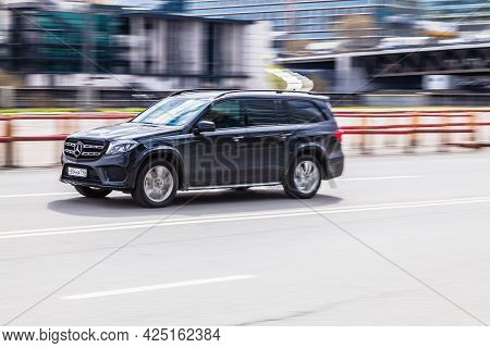 Moscow , Russia - March 2021: Black Full-size Luxury Suv Mercedes-benz Gl-class X166 Rides In The Ci