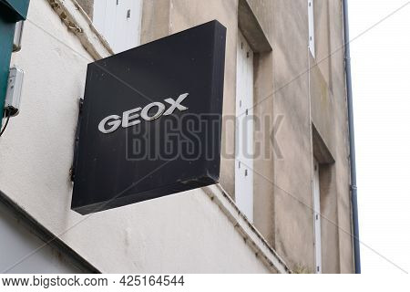 Bordeaux , Aquitaine France  - 06 20 2021 : Geox Sign Text Store And Shop Logo Of Italian Shoes And 