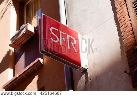 Toulouse , Occitanie France - 06 16 2021 : Sfr Red Text Logo And Sign Brand Front Of French Phone Te
