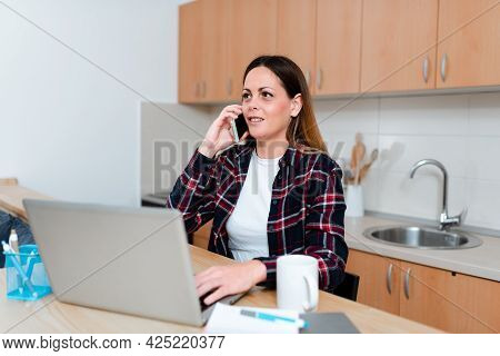 Sharing Experience Video Bloging, Learning New Knowledge Online, Virtual Class Meeting, Giving Lectu