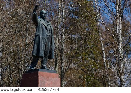 Zelenogorsk, Russia, May 9, 2021-monument To Lenin On Lenin Avenue In Zelenogorsk. Monumental Sculpt