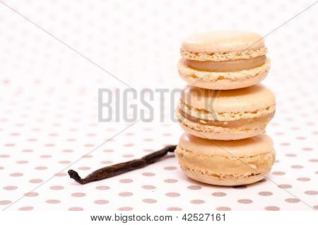 กองซ้อนของ Macarons สามกับวานิลลา