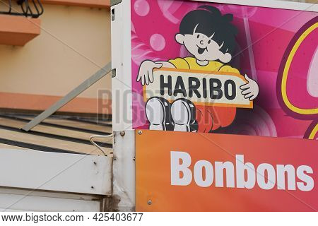Toulouse , Ocitanie France  - 06 25 2021 : Haribo Logo Brand And Text Sign Store Of German Confectio
