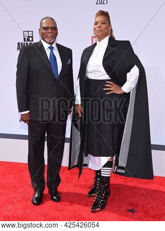 LOS ANGELES - JUN 27:  Queen Latifah and Lancelot Owens, Sr. {Object} arrives for the 2021 BET Awards on June 27, 2021 in Los Angeles, CA                