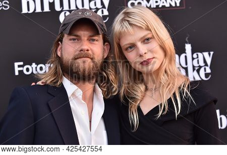 LOS ANGELES - JUN 16: Jake Weary and Vera Bulder arrives for âThe Birthday Cakeâ Premiere on June 16, 2021 in Los Angeles, CA                