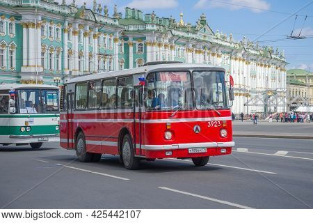 Saint Petersburg, Russia - May 21, 2017: Red Soviet City Bus Laz-695n On The Background Of The Winte