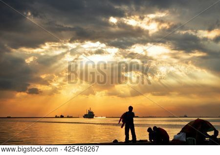 Sunset Dusk Time And Sun Lighting In Sea Ocean Of Look Ng Maynila Bay At Manila Baywalk On Roxas Bou