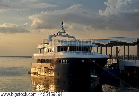 Maynila Yacht Club And Ferry Service Terminal For Filipino People And Foreign Travelers Passenger Jo
