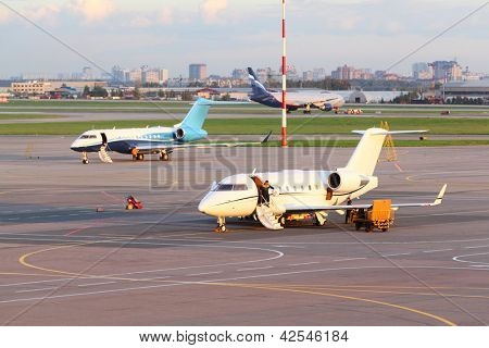 Moskva - SEP 22: Passagerfly stå på landingsbanen i Sheremetyevo lufthavn på Sep 22, 2011 i Moskva, Rusland