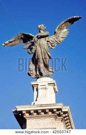 Angelo su un cielo di sfondo