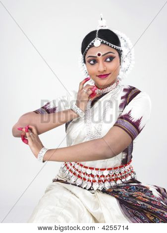 인도 출신의 여성 Odissi 댄서