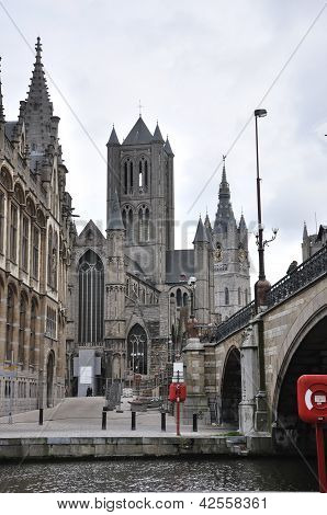 Blick auf die St.-Bavo-Kathedrale aus dem Glockenturm in Gent, Belgien