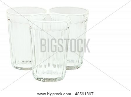 Trois verres vides de facettes