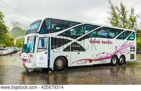 Surat Thani Thailand 24. Mai 2018 Pink Thai Tourist Bus While Monsoon Rain In Don Sak Surat Thani Th