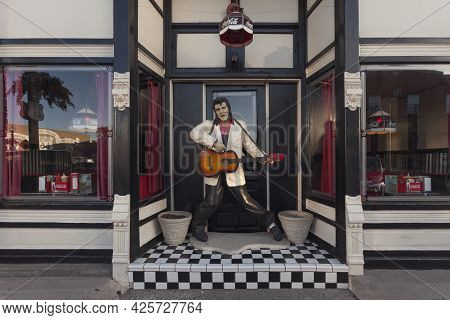 Williams, Arizona, Usa: May 2014: Street Scene With Souvenir Shops In Williams, One Of The Cities On