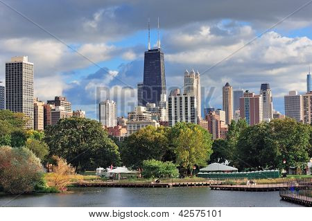Chicago skyline met wolkenkrabbers gezien vanuit Lincoln Park over meer.