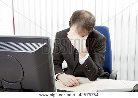 Imprenditore disperato alla sua scrivania