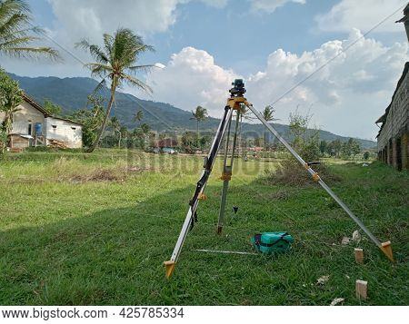 A Measuring Tool To Determine The Flatness Of The Ground Surface, And To Determine The Height Differ