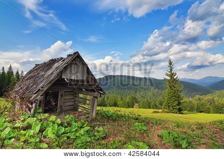 Fienile in legno abbandonato In montagna e foresta. Nei Carpazi.