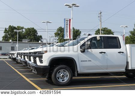 Cincinnati - Circa July 2021: Chevrolet Silverado 2500hd Display At A Dealership. The Chevy Silverad