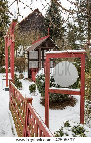 Giardino giapponese durante nevicate In inverno