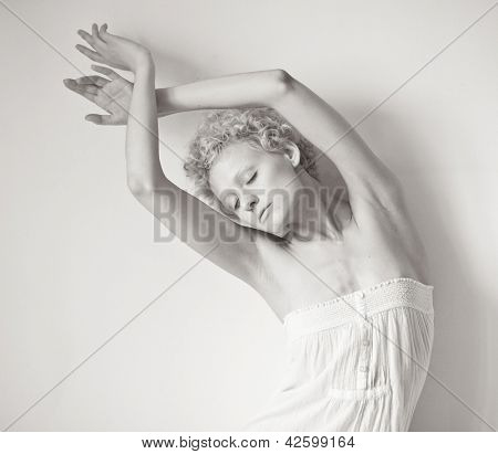 Unge splejset sexet pige, sort-hvid foto (Studio-lejlighed)